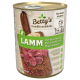 Dosen-Hundefutter beschriftet mit 'Betty's Landhausküche Lamm', das Lammfleisch, Buchweizen, Pastinake und Preiselbeeren enthält.