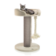Eine entspannte getigerte Katze liegt auf einer plüschigen, erhöhten Plattform eines beigen Katzenbaums, der einen Kratzpfosten und ein Seilspielzeug hat.