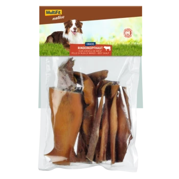 MultiFit native Rindfleisch-Schädel-Snacks in einer klaren Verpackung, mit mehreren Stücken getrockener Rinderhaut, mit einem Hund im Hintergrund.