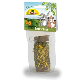 Ein verpacktes Haustierspielzeug von JR FARM mit der Bezeichnung "Roll'n'Fun", das eine zylindrische Leckerei aus Kräutern und Blumen enthält, mit Haken zum Aufhängen.