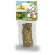 Ein verpacktes Haustierspielzeug von JR FARM mit der Bezeichnung "Roll'n'Fun", das eine zylindrische Leckerei aus Kräutern und Blumen enthält, mit Haken zum Aufhängen.