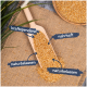 Eine Holzschaufel gefüllt mit goldenen Samen, auf einer Juteschicht platziert, mit Textetiketten, die "kraftspendend", "nahrhaft" und "naturbelassen" anzeigen.