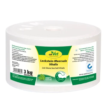 Weißer zylindrischer Behälter von cdVet Lick Stone Sea Salt Vitalis, 3 kg, mit grünem und gelbem Etikett, das Zutaten und Anwendung für Tiere beschreibt.