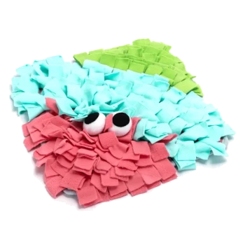 Bunter Haustier-Schnüffelteppich in Form eines Krabben, mit pinken, blauen und grünen Stoffstreifen und großen Wackelaugen.