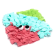 Bunter Haustier-Schnüffelteppich in Form eines Krabben, mit pinken, blauen und grünen Stoffstreifen und großen Wackelaugen.