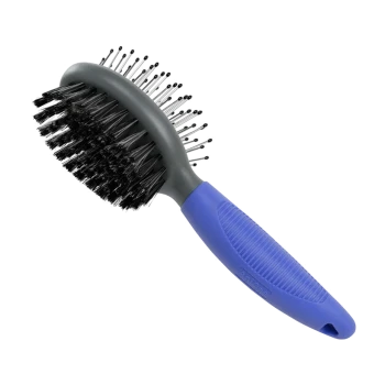 Een huisdierverzorgingsborstel met een grijze kop met zwarte haren en metalen pinnen, en een gestructureerde blauwe handgreep voor grip.