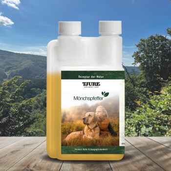Flasche mit Tjure-Flüssigkeitszusatz, beschriftet mit 'Mönchspfeffer', fördert Entspannung und Balance für Haustiere, vor einer natürlichen Landschaft.