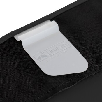 Nahaufnahme eines schwarzen Stoff-Haustierzubehörs mit einem weißen Etikett mit dem Kurgo-Logo und dem Satz 'go together.'