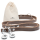 Braune Leder-Hundeleine mit silbernen Verschlüssen, begleitet von einem beigen Beutel mit Kordelzug, beschriftet mit "FREUDENTIER."