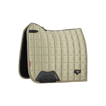 Ein beiges, gestepptes Sattelpad mit schwarzem Rand und Lederakzenten, mit dem LeMieux-Logo und Loire-Branding.