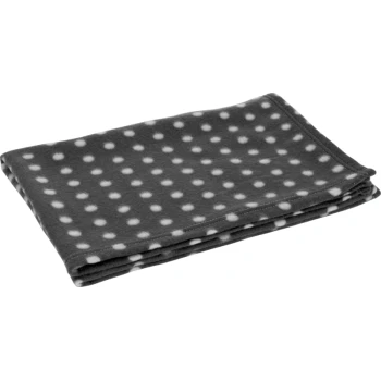 Couverture en polaire grise pour animaux avec des pois blancs, soigneusement pliée.