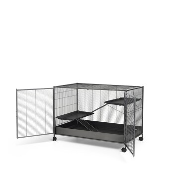 Ein geräumiger, grauer Metallkäfig für Haustiere mit zwei Ebenen, mit einer abnehmbaren Bodenwanne und zwei offenen Türen für einfachen Zugang.