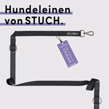 Schwarze Hundeleine von STUCH mit einem silbernen Clip und einem Etikett, das in lila Text "Vegan" liest.