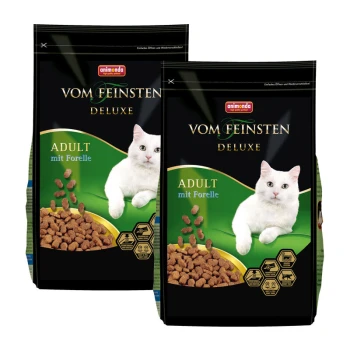 Zwei Tüten Animonda Vom Feinsten Deluxe Katzenfutter, beschriftet mit "Adult mit Forelle," mit einer weißen Katze auf der Vorderseite und sichtbarem Futter.