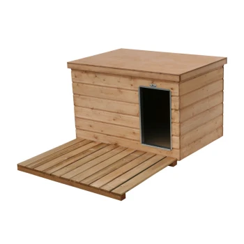 Holz-Hundehütte mit einem schrägen Dach, mit einem vorderen Eingang und einer Holzplattform, die vom Eingang absteht.