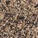 Gemischte Vogelfuttermischung mit verschiedenen auf Deutsch aufgeführten Samen, dargestellt über einer Nahaufnahme der Samen.