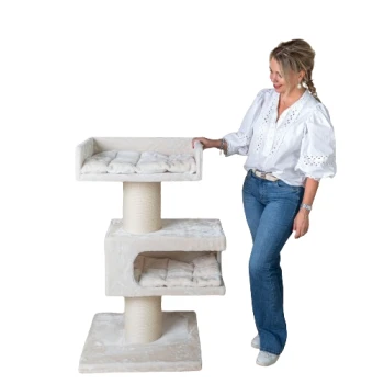 Eine Frau in einer weißen Bluse steht neben einem beigen Katzenbaum mit drei Ebenen, der auf jeder Plattform weiche Bettwäsche hat.