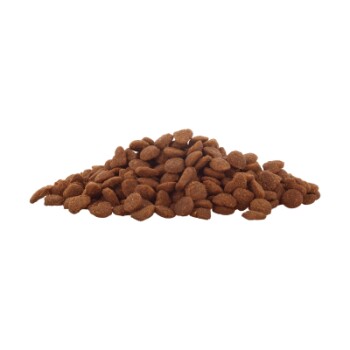 Een stapel bruine huisdiervoeding, die de ronde vorm en de gestructureerde oppervlakte toont, tegen een witte achtergrond.