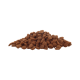 Une pile de croquettes pour animaux de compagnie brunes, mettant en valeur sa forme ronde et sa surface texturée, sur un fond blanc.