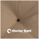 Nahaufnahme eines beigen Stoffes mit einem kleinen dunklen Punkt, der das Logo "Doctor Bark" und den Text "MADE IN GERMANY" zeigt.