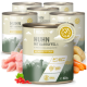 Dosen mit Haustierfutter, die mit "Huhn mit Naturreis" beschriftet sind und Huhn, Karotten und rote Johannisbeeren enthalten, betont vollständige Ernährung und einzelnes Protein.
