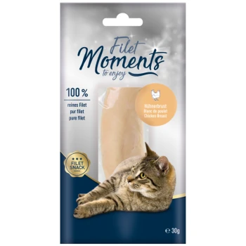 Un chat se prélassant à côté d'un paquet de collation de filet de poitrine de poulet, étiqueté "Filet Moments to enjoy," avec du texte en plusieurs langues.