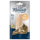 Eine Katze, die neben einem Paket Hähnchenbrustfilet-Snack liegt, beschriftet mit "Filet Moments to enjoy", mit Text in mehreren Sprachen.