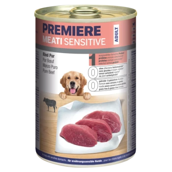 Dosen-Hundefutter mit der Aufschrift "Premiere Meati Sensitive", das reines Rindfleisch enthält, mit drei rohen Rindfleischstücken, die auf einer Holzoberfläche präsentiert werden.