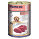 Dosen-Hundefutter mit der Aufschrift "Premiere Meati Sensitive", das reines Rindfleisch enthält, mit drei rohen Rindfleischstücken, die auf einer Holzoberfläche präsentiert werden.