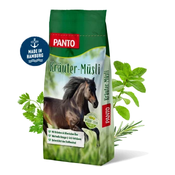 Ein Beutel PANTO Kräuter-Müsli für Pferde, mit einem galoppierenden Pferd auf der Vorderseite, mit Kräutern und einem 'Made in Hamburg'-Logo.