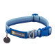 Blaues und hellblau gestreiftes Hundehalsband von Ruffwear, mit einer Kunststoffschnalle, einem Metall-D-Ring und einem Anhänger mit einem Symbol ohne Auge.