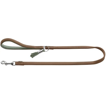 Hundeführleine portofino taupe 1,1 m, 1,5 cm Braune Lederleine mit gepolstertem grünem Griff, silbernem Karabinerhaken, O-Ring und grünem Quastenanhänger mit kleinem unleserlichem Anhänger.