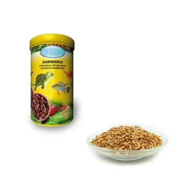 Ein zylindrischer Behälter mit der Aufschrift "AQUARIS GAMMARUS" und einem gelben Deckel, mit Bildern von Fischen und Schildkröten, neben einer Schüssel mit getrockneten Gammarus-Garnelen.