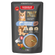Fleischeslust Pussy Deluxe Katzenfutter-Beutel mit Bild einer orangegetigerten Katze, 'Purer Lachs / Pure Salmon', 'Sensitiv', Pastete 85 g