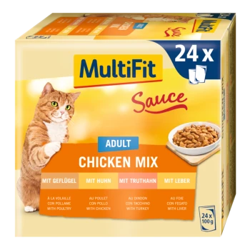 Eine Box mit MultiFit Sauce Katzenfutter mit einer verspielten orangefarbenen Tabby, die "Adult Chicken Mix" mit Huhn, Truthahn und Leber zeigt. 24 x 100g.