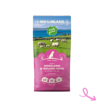 Hundefutterbeutel mit der Marke "Irish Pure", gekennzeichnet mit "Erwachsen. Sensitiv" und "Weidelamm & Freiland-Huhn" sowie 65% Fleisch, 35% Gemüse.