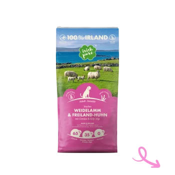 Hundefutterbeutel mit der Marke "Irish Pure", gekennzeichnet mit "Erwachsen. Sensitiv" und "Weidelamm & Freiland-Huhn" sowie 65% Fleisch, 35% Gemüse.