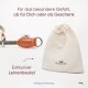 Eine stilvolle Hundeleine mit einem Ledergriff und einem beigen Kordelzugbeutel mit der Aufschrift 'Freudentier', die die 'Kollektion Harmony' bewirbt.