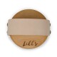 Runde Holz-Haustierpflegebürste mit einem beigen Ledergriff, mit dem eingravierten Text 'Lill's' an der Basis.