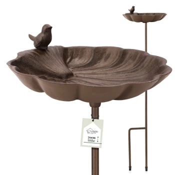 Ein dekorativer Vogelbad mit einem blattförmigen Becken und einer kleinen Vogelstatue, die auf der Kante sitzt, mit einem Höhenetikett von 70 cm.