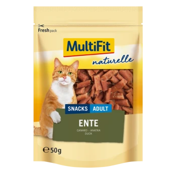 Een verpakking van 50g MultiFit naturelle kattensnacks met een speelse oranje kat, gelabeld 'Snacks Adult' en 'Ente' (Eend) in het Frans en het Engels.