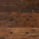 Holztextur mit dunklen und hellen braunen Brettern, die natürliche Maserung und Knoten zeigt.
