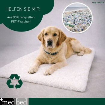 Golden Retriever liegt auf einem braunen Kissen in einem rustikalen Holzhaustierbett mit dem Schriftzug „JMX“ an der Seite.