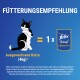 Czarny i biały kot na niebieskim tle z "Fütterungsempfehlung" i wytycznymi żywieniowymi dla kota o wadze 4 kg.
