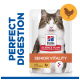 Pochette de nourriture pour chat Hill's Science Plan Senior Vitality avec un chat qui se lèche les lèvres, étiquetée "Perfect Digestion" et "with Chicken."