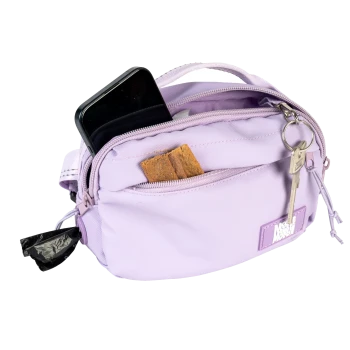 Lavendelfarbene Leckerli-Tasche für Haustiere mit Telefon, Hundekeksen, Schlüsseln und angebrachtem schwarzem Kotbeutelspender.