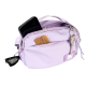Lavendelfarbene Leckerli-Tasche für Haustiere mit Telefon, Hundekeksen, Schlüsseln und angebrachtem schwarzem Kotbeutelspender.
