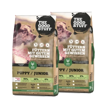 Zwei Säcke Hundefutter mit den Aufschriften "THE GOOD STUFF" und "PUPPY / JUNIOR", mit einem Hundebild und Text in Deutsch, der hochwertige Zutaten bewirbt.