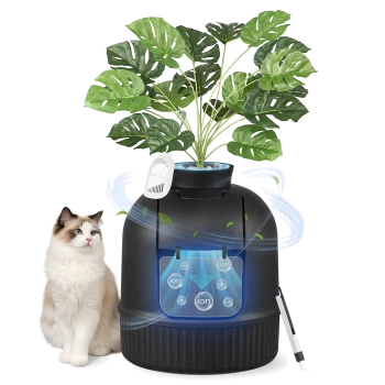 Schwarzer luftreinigender Pflanzenkübel mit grüner Monstera, blauem Ionendisplay und einer flauschigen weiß-braunen Katze daneben.