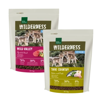 Zwei Haustierfutterbeutel mit der Aufschrift 'Wilderness', die die Geschmäcker 'Wild Valley' und 'True Country' zeigen, jeweils mit Bildern von Wölfen und Nährwertinformationen.